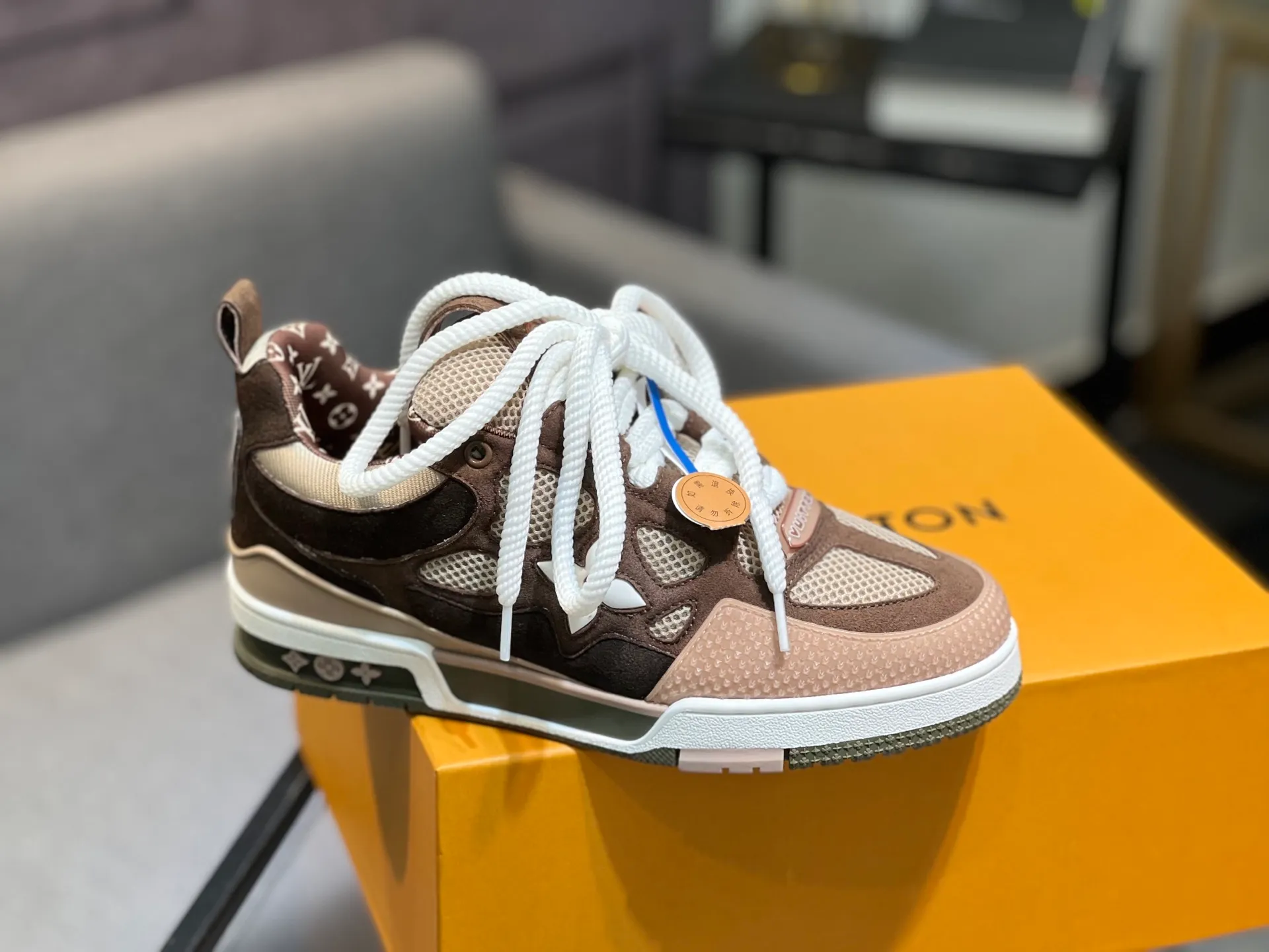 Men's men's shoes💰800 LV top version new style purchasing quality LV~Louis Vuitton LV TRAINER's best-looking sneakers, donkey brand strongly promotes new products, official website limited edition retro basketball sneakers! Both high-top and low-top models spent money to purchase 1:1 accurate reproductions of the originals. The details are invincible and full of sincerity. The imported custom-made original cowhide leather is the same as the original package. The details are 100% restored. The private model customizes the original one-piece TPU outsole. It is different from other brands. Without the original version, this effect cannot be achieved!                Men's and women's models 35-40 39-45 (46 is custom-made and cannot be returned or exchanged)